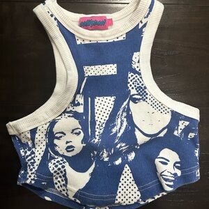 EDIKTED WOMEN’S FACE PRINT RIB CROP TOP SMALL